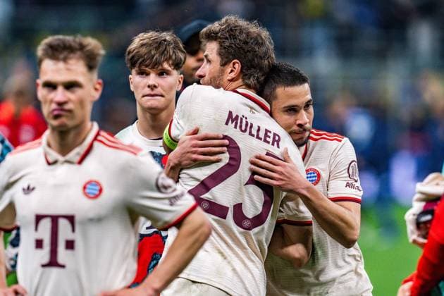 16.04.2025, Inter Mailand vs. FC Bayern München, UEFA Champions League, Viertelfinale-Rückspiel Thomas Müller (FC Bayern Muenchen, 25) unzufrieden unglücklich genervt sauer traurig Mimik Gestik hier mit Raphael Guerreiro (FC Bayern Muenchen, 22) Copyright: xBahhoxKarax