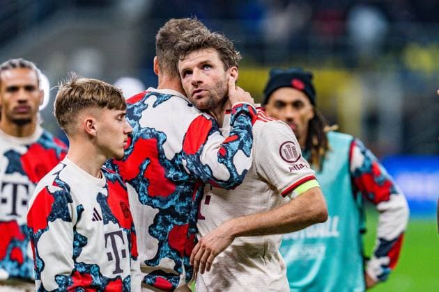16.04.2025, Inter Mailand vs. FC Bayern München, UEFA Champions League, Viertelfinale-Rückspiel Thomas Müller (FC Bayern Muenchen, 25) unzufrieden unglücklich genervt sauer traurig Mimik Gestik hier mit Leon Goretzka (FC Bayern Muenchen, 8) Copyright: xBahhoxKarax
