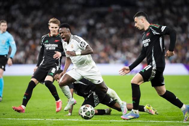 UEFA champions league - Real Madrid vs Arsenal MADRID, SPAIN - April 16: Vinicius jr of Real Madrid and Jakub Kiwior of Arsenal in action during the UEFA Champions League 2024 25 Quarter Final second Leg match between Real Madrid and Arsenal at Santiago Bernabeu Stadium. (Photo by Guillermo Martinez) Madrid Santiago Bernabeu Stadium Spain Copyright: xGuillermoxMartinezx