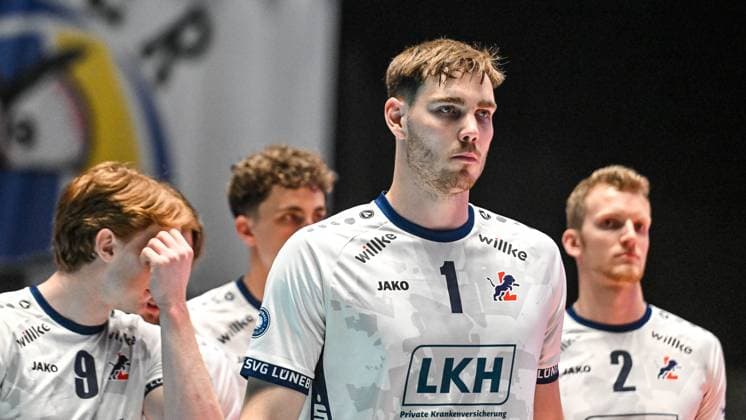 GER, VBL, VfB Friedrichshafen vs SVG Lüneburg 16.04.2025, Spacetech Arena, Friedrichshafen, GER, VBL, VfB Friedrichshafen vs SVG Lüneburg, im Bild Simon Torwie (Lueneburg, 1), Enttaeuschung nach Spielende