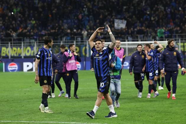 April 16, 2025, Milan, Lombardy, Italy: Led by captain LAUTARO MARTINEZ, all the players of INTER celebrate advancing to the UEFA 2024 25 semi-finals after their 2:2 draw in the Quarter-Final second leg game between FC INTER and BAYERN MUNICH at the San Siro stadium in Milan, Italy Milan Italy - ZUMAc179 20250416_zep_c179_071 Copyright: xMickaelxChavetx