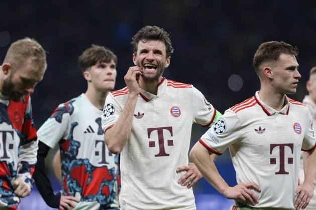 enttaeuschung bei der Mannschaft nach dem Schlusspfiff ueber das Aus. Thomas Mueller 25 (FC Bayern Muenchen), Inter Mailand vs. FC Bayern Muenchen, Fussball, Champions League, Viertelfinale, Rueckspiel, 16.04.2025 Mailand Lombardei Italien