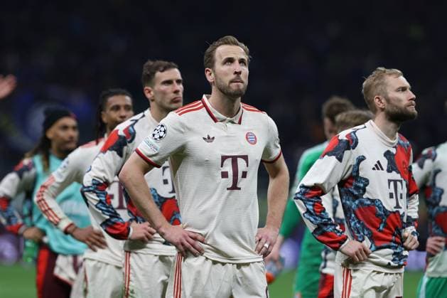 enttaeuschung bei der Mannschaft nach dem Schlusspfiff ueber das Aus,Harry Kane 9 (FC Bayern Muenchen), Inter Mailand vs. FC Bayern Muenchen, Fussball, Champions League, Viertelfinale, Rueckspiel, 16.04.2025 Mailand Lombardei Italien