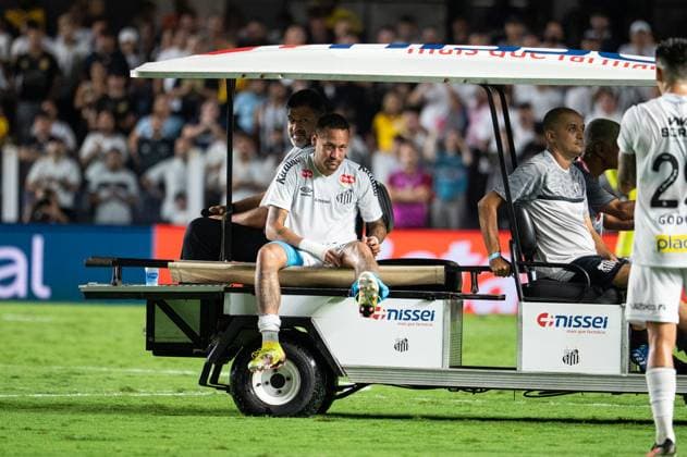 Sport Themen der Woche KW16 Fußball, FC Santos - Atletico Mineiro SANTOS vs ATLETICO-MG - BRASILEIRO 2025 SANTOS, BRAZIL - APRIL 16 - Neymar of Santos leaves the field injured in the Match between Santos versus AtlÃ tico-MG valid for the fourth round of the Campeonato Brasileiro, held at Vila Belmiro today April 16. SANTOS SAO PAULO BRAZIL Copyright: xREBECAxSCHUMACKERx