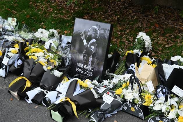 Fußball, Trauer um Aaron Boupendza in Zhejiang HANGZHOU, CHINA - APRIL 17: Flowers are laid around of a portrait of Gabonese football Aaron Boupendza outside the Zhejiang FC building to mourn him on April 17, 2025 in Hangzhou, Zhejiang Province of China.  Copyright: xVCGx 111562021196