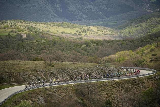 The pack rides cycles during the Giro d™Abruzzo, stage 3 from San Demetrio ne Vestini to Roccaraso (Aremogna) (160 km) - Abruzzo - Thursday, April 17, 2025. - cycling .  Copyright: xMarcoxAlpozzi LaPressex