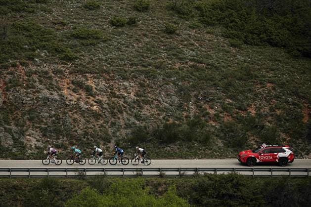 The pack rides cycles during the Giro d™Abruzzo, stage 3 from San Demetrio ne Vestini to Roccaraso (Aremogna) (160 km) - Abruzzo - Thursday, April 17, 2025. - cycling .  Copyright: xMarcoxAlpozzi LaPressex