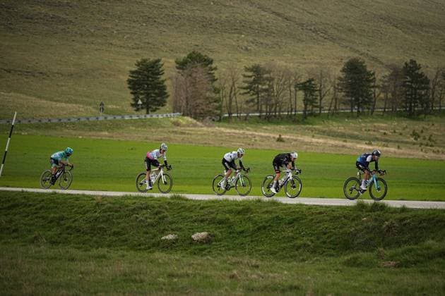 The pack rides cycles during the Giro d™Abruzzo, stage 3 from San Demetrio ne Vestini to Roccaraso (Aremogna) (160 km) - Abruzzo - Thursday, April 17, 2025. - cycling .  Copyright: xMarcoxAlpozzi LaPressex