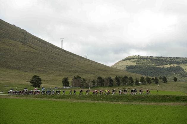 The pack rides cycles during the Giro d™Abruzzo, stage 3 from San Demetrio ne Vestini to Roccaraso (Aremogna) (160 km) - Abruzzo - Thursday, April 17, 2025. - cycling .  Copyright: xMarcoxAlpozzi LaPressex