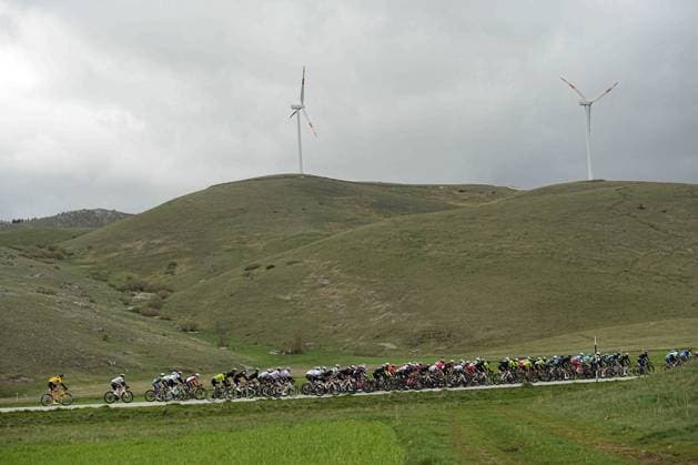 The pack rides cycles during the Giro d™Abruzzo, stage 3 from San Demetrio ne Vestini to Roccaraso (Aremogna) (160 km) - Abruzzo - Thursday, April 17, 2025. - cycling .  Copyright: xMarcoxAlpozzi LaPressex