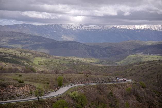 The pack rides cycles during the Giro d™Abruzzo, stage 3 from San Demetrio ne Vestini to Roccaraso (Aremogna) (160 km) - Abruzzo - Thursday, April 17, 2025. - cycling .  Copyright: xMarcoxAlpozzi LaPressex