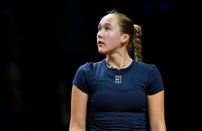 Mirra Andreeva (RUS) Blick nach oben Tennis Damen Porsche-Cup Porsche Tennis Grand Prix GP Stuttgart 2025 Porsche Arena 17.04.2024 DFL REGULATIONS PROHIBIT ANY USE OF PHOTOGRAPHS AS IMAGE SEQUENCES AND OR QUASI-VIDEO Tennis Damen Porsche-Cup Porsche Tennis Grand Prix GP Stuttgart 2025