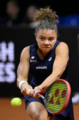 Jasmine Paolini (ITA) Aktion Tennis Damen Porsche-Cup Porsche Tennis Grand Prix GP Stuttgart 2025 Porsche Arena 17.04.2024 DFL REGULATIONS PROHIBIT ANY USE OF PHOTOGRAPHS AS IMAGE SEQUENCES AND OR QUASI-VIDEO Tennis Damen Porsche-Cup Porsche Tennis Grand Prix GP Stuttgart 2025