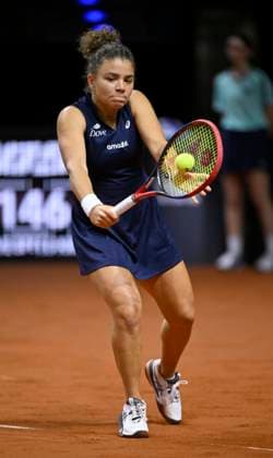Jasmine Paolini (ITA) Aktion Tennis Damen Porsche-Cup Porsche Tennis Grand Prix GP Stuttgart 2025 Porsche Arena 17.04.2024 DFL REGULATIONS PROHIBIT ANY USE OF PHOTOGRAPHS AS IMAGE SEQUENCES AND OR QUASI-VIDEO Tennis Damen Porsche-Cup Porsche Tennis Grand Prix GP Stuttgart 2025