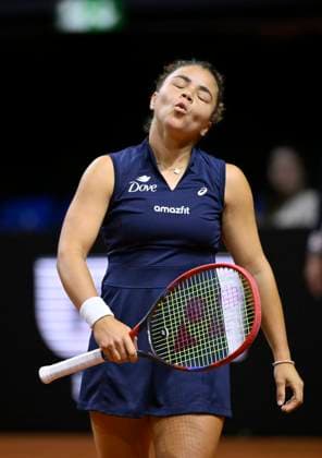 Jasmine Paolini (ITA) enttaeuscht Tennis Damen Porsche-Cup Porsche Tennis Grand Prix GP Stuttgart 2025 Porsche Arena 17.04.2024 DFL REGULATIONS PROHIBIT ANY USE OF PHOTOGRAPHS AS IMAGE SEQUENCES AND OR QUASI-VIDEO Tennis Damen Porsche-Cup Porsche Tennis Grand Prix GP Stuttgart 2025