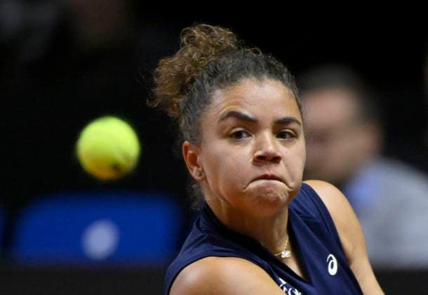 Jasmine Paolini (ITA) Aktion Tennis Damen Porsche-Cup Porsche Tennis Grand Prix GP Stuttgart 2025 Porsche Arena 17.04.2024 DFL REGULATIONS PROHIBIT ANY USE OF PHOTOGRAPHS AS IMAGE SEQUENCES AND OR QUASI-VIDEO Tennis Damen Porsche-Cup Porsche Tennis Grand Prix GP Stuttgart 2025