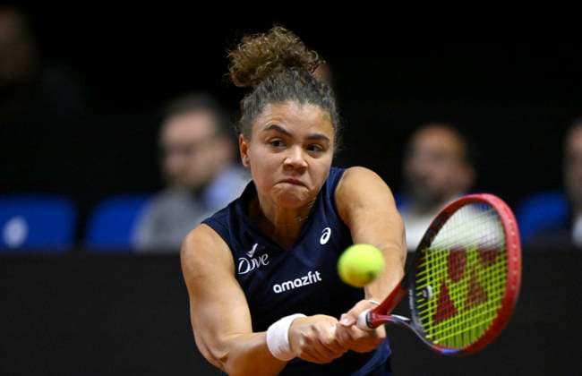 Jasmine Paolini (ITA) Aktion Tennis Damen Porsche-Cup Porsche Tennis Grand Prix GP Stuttgart 2025 Porsche Arena 17.04.2024 DFL REGULATIONS PROHIBIT ANY USE OF PHOTOGRAPHS AS IMAGE SEQUENCES AND OR QUASI-VIDEO Tennis Damen Porsche-Cup Porsche Tennis Grand Prix GP Stuttgart 2025