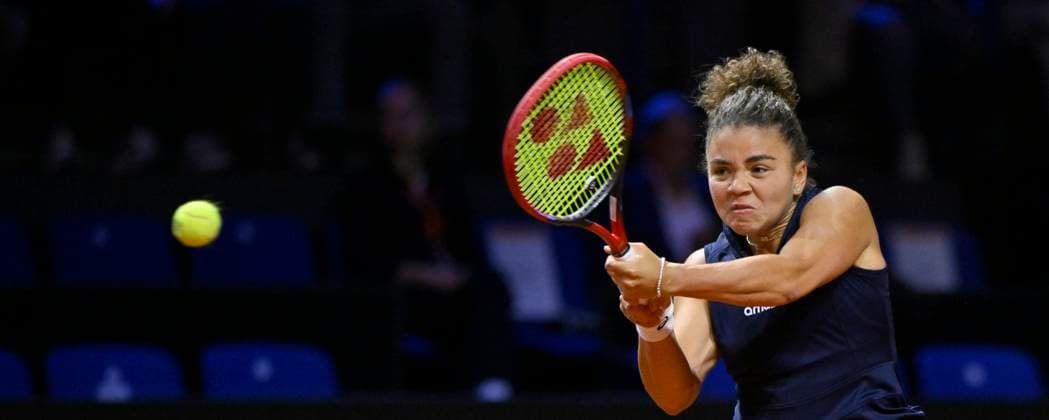 Jasmine Paolini (ITA) Aktion Tennis Damen Porsche-Cup Porsche Tennis Grand Prix GP Stuttgart 2025 Porsche Arena 17.04.2024 DFL REGULATIONS PROHIBIT ANY USE OF PHOTOGRAPHS AS IMAGE SEQUENCES AND OR QUASI-VIDEO Tennis Damen Porsche-Cup Porsche Tennis Grand Prix GP Stuttgart 2025