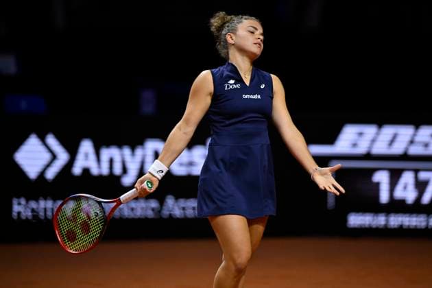 Jasmine Paolini (ITA) enttaeuscht Tennis Damen Porsche-Cup Porsche Tennis Grand Prix GP Stuttgart 2025 Porsche Arena 17.04.2024 DFL REGULATIONS PROHIBIT ANY USE OF PHOTOGRAPHS AS IMAGE SEQUENCES AND OR QUASI-VIDEO Tennis Damen Porsche-Cup Porsche Tennis Grand Prix GP Stuttgart 2025