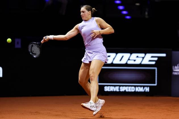 im Bild Jule Niemeier Jule Niemeier GER vs Jasmine Paolini ITA GER, Porsche Tennis Grand Prix GP Stuttgart 2025, WTA500, 17.04.2025 GER, Porsche Tennis Grand Prix GP Stuttgart 2025, WTA500, 17.04.2025 Stuttgart Copyright: xEibner-Pressefoto RogerxBuerkex EP