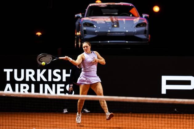 im Bild Jule Niemeier Jule Niemeier GER vs Jasmine Paolini ITA GER, Porsche Tennis Grand Prix GP Stuttgart 2025, WTA500, 17.04.2025 GER, Porsche Tennis Grand Prix GP Stuttgart 2025, WTA500, 17.04.2025 Stuttgart Copyright: xEibner-Pressefoto RogerxBuerkex EP