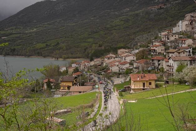 The pack rides cycles during the Giro d™Abruzzo, stage 3 from San Demetrio ne Vestini to Roccaraso (Aremogna) (160 km) - Abruzzo - Thursday, April 17, 2025. - cycling .  Copyright: xMarcoxAlpozzi LaPressex