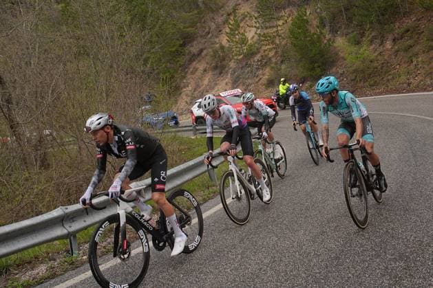 The pack rides cycles during the Giro d™Abruzzo, stage 3 from San Demetrio ne Vestini to Roccaraso (Aremogna) (160 km) - Abruzzo - Thursday, April 17, 2025. - cycling .  Copyright: xMarcoxAlpozzi LaPressex