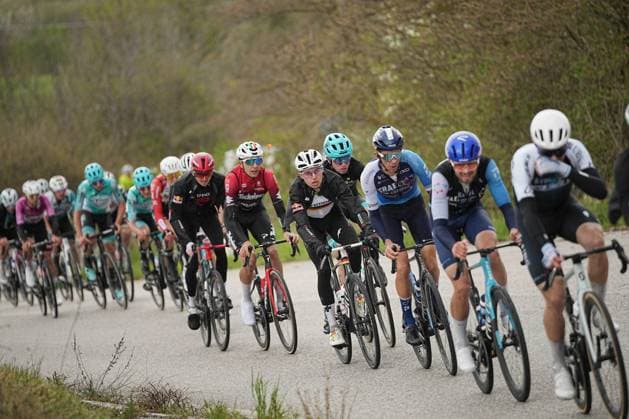 The pack rides cycles during the Giro d™Abruzzo, stage 3 from San Demetrio ne Vestini to Roccaraso (Aremogna) (160 km) - Abruzzo - Thursday, April 17, 2025. - cycling .  Copyright: xMarcoxAlpozzi LaPressex