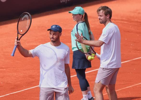 Kevin Krawietz, Tim Puetz (Kappe) winken und bedanken sich bei den Zuschauern,Fans nach dem Sieg, Herren Doppel, Men s Doubles Copyright: xJuergenxHasenkopfx