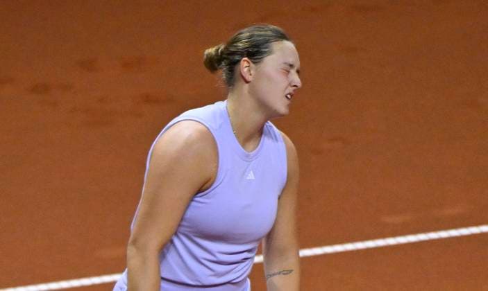 Jule Niemeier (GER) enttaeuscht Gestik Geste Tennis Damen Porsche-Cup Porsche Tennis Grand Prix GP Stuttgart 2025 Porsche Arena 17.04.2024 DFL REGULATIONS PROHIBIT ANY USE OF PHOTOGRAPHS AS IMAGE SEQUENCES AND OR QUASI-VIDEO Tennis Damen Porsche-Cup Porsche Tennis Grand Prix GP Stuttgart 2025