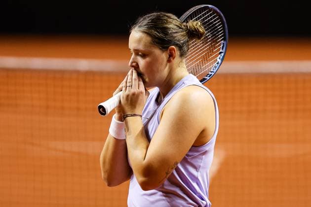 im Bild Jule Niemeier unterliegt Jasmine Paolini ITA. Enttaeuschung nach hartem Kampf Jule Niemeier GER vs Jasmine Paolini ITA GER, Porsche Tennis Grand Prix GP Stuttgart 2025, WTA500, 17.04.2025 GER, Porsche Tennis Grand Prix GP Stuttgart 2025, WTA500, 17.04.2025 Stuttgart Copyright: xEibner-Pressefoto RogerxBuerkex EP