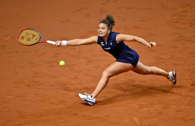 Jasmine Paolini (ITA) Aktion Tennis Damen Porsche-Cup Porsche Tennis Grand Prix GP Stuttgart 2025 Porsche Arena 17.04.2024 DFL REGULATIONS PROHIBIT ANY USE OF PHOTOGRAPHS AS IMAGE SEQUENCES AND OR QUASI-VIDEO Tennis Damen Porsche-Cup Porsche Tennis Grand Prix GP Stuttgart 2025