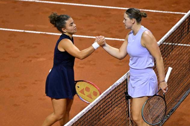 Jule Niemeier (GER) gratuliert Jasmine Paolini (ITA) zum Matchgewinn Gestik Geste Tennis Damen Porsche-Cup Porsche Tennis Grand Prix GP Stuttgart 2025 Porsche Arena 17.04.2024 DFL REGULATIONS PROHIBIT ANY USE OF PHOTOGRAPHS AS IMAGE SEQUENCES AND OR QUASI-VIDEO Tennis Damen Porsche-Cup Porsche Tennis Grand Prix GP Stuttgart 2025
