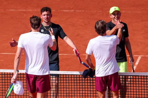 Hinter dem Netz, Justin Engel (gelbe Kappe) und Max Rehberg gratulieren dem Sieger Jakob Schnaitter, Mark Wallner, Herren Doppel, Men s Doubles Tennis - BMW Open 2025 - ATP, Tennis Herren 500 - MTTC Iphitos - Munich - - Germany - 17 April 2025. Copyright: xJuergenxHasenkopfx