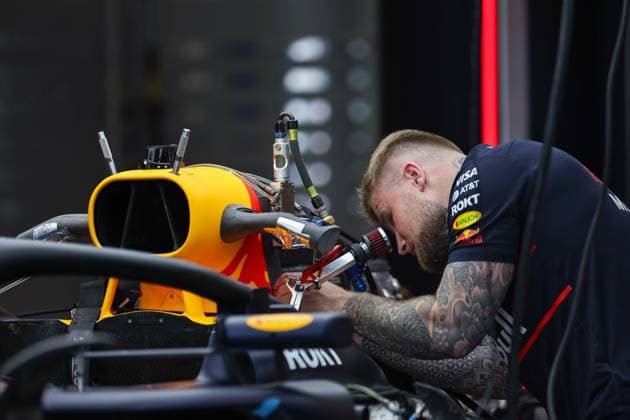 F1 Grand Prix Of Saudi Arabia: Previews A Red Bull Racing mechanic works on the car during previews ahead of the F1 Grand Prix of Saudi Arabia at Jeddah Corniche Circuit in Jeddah, Saudi Arabia, on April 17, 2025. Jeddah Mecca Saudi Arabia  Copyright: xPaddockerx originalFilename:paddocker-f1grandp250417_nputF.jpg
