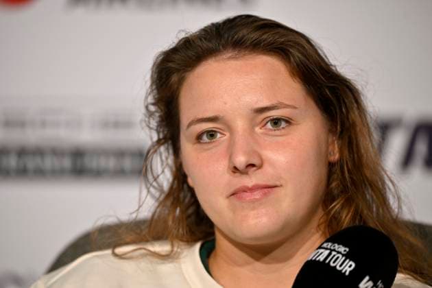 Jule Niemeier (GER) Portrait im Interview im Interview Mikrofon Mikro Logo HOLOGIC WTA, Tennis Damen Tour Tennis Damen Porsche-Cup Porsche Tennis Grand Prix GP Stuttgart 2025 Porsche Arena 17.04.2024 DFL REGULATIONS PROHIBIT ANY USE OF PHOTOGRAPHS AS IMAGE SEQUENCES AND OR QUASI-VIDEO Tennis Damen Porsche-Cup Porsche Tennis Grand Prix GP Stuttgart 2025