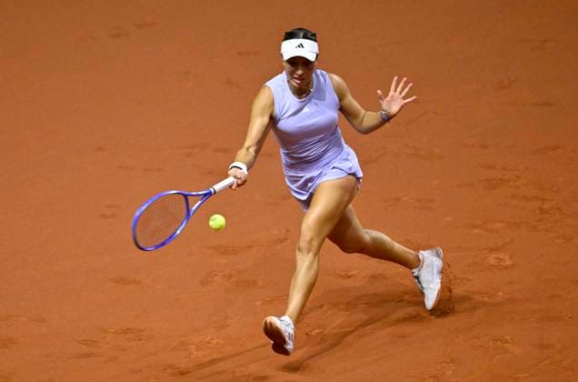 Jessica Pegula (USA) Aktion Tennis Damen Porsche-Cup Porsche Tennis Grand Prix GP Stuttgart 2025 Porsche Arena 17.04.2024 DFL REGULATIONS PROHIBIT ANY USE OF PHOTOGRAPHS AS IMAGE SEQUENCES AND OR QUASI-VIDEO Tennis Damen Porsche-Cup Porsche Tennis Grand Prix GP Stuttgart 2025
