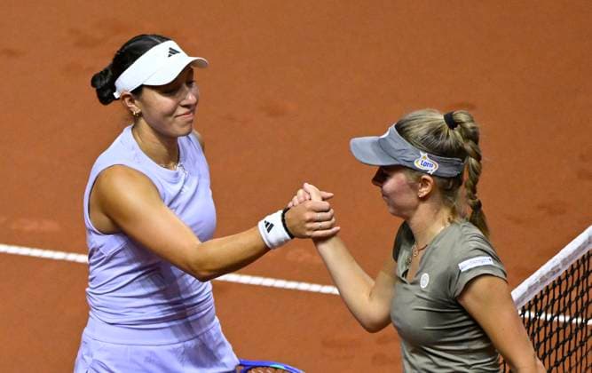 Sport Bilder des Tages Magdalena Frech (POL) gratuliert Jessica Pegula (USA) zum Matchgewinn Gestik Geste Tennis Damen Porsche-Cup Porsche Tennis Grand Prix GP Stuttgart 2025 Porsche Arena 17.04.2024 DFL REGULATIONS PROHIBIT ANY USE OF PHOTOGRAPHS AS IMAGE SEQUENCES AND OR QUASI-VIDEO Tennis Damen Porsche-Cup Porsche Tennis Grand Prix GP Stuttgart 2025