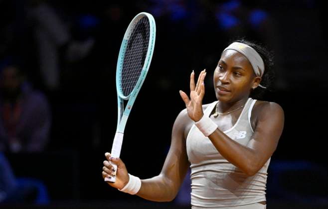 Coco Gauff (USA) Gestik Geste entschuldigt sich fuer Netzroller Tennis Damen Porsche-Cup Porsche Tennis Grand Prix GP Stuttgart 2025 Porsche Arena 17.04.2024 DFL REGULATIONS PROHIBIT ANY USE OF PHOTOGRAPHS AS IMAGE SEQUENCES AND OR QUASI-VIDEO Tennis Damen Porsche-Cup Porsche Tennis Grand Prix GP Stuttgart 2025