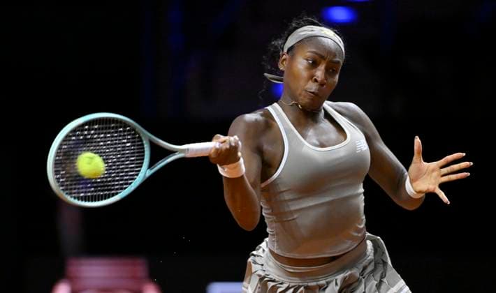 Coco Gauff (USA) Aktion Tennis Damen Porsche-Cup Porsche Tennis Grand Prix GP Stuttgart 2025 Porsche Arena 17.04.2024 DFL REGULATIONS PROHIBIT ANY USE OF PHOTOGRAPHS AS IMAGE SEQUENCES AND OR QUASI-VIDEO Tennis Damen Porsche-Cup Porsche Tennis Grand Prix GP Stuttgart 2025