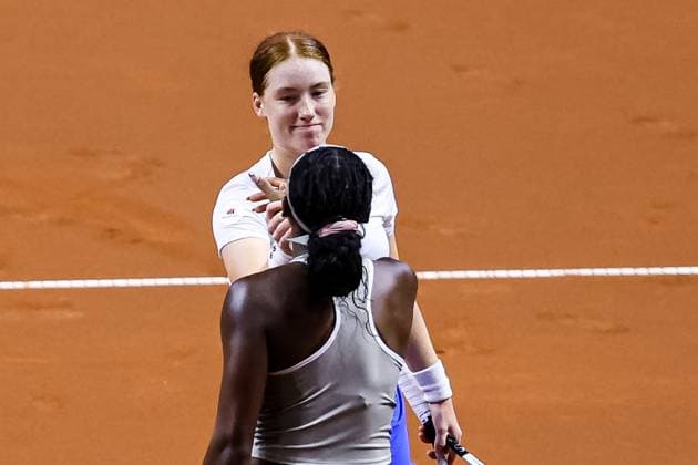 Ella Seidel gratuliert Coco Gauff zum Sieg Coco Gauff USA besiegt Ella Seidel Coco Gauff USA vs Ella Seidel GER GER, Porsche Tennis Grand Prix GP Stuttgart 2025, WTA500, 17.04.2025 GER, Porsche Tennis Grand Prix GP Stuttgart 2025, WTA500, 17.04.2025 Stuttgart Copyright: xEibner-Pressefoto RogerxBuerkex EP