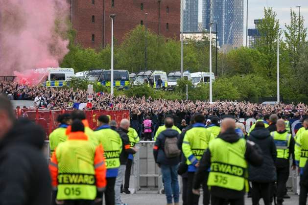 Manchester United, ManU FC v Olympique Lyonnais Lyon fans arrive flares at the stadium ahead of the Manchester United FC v Olympique Lyonnais UEFA Europa League Quarter-Final 2nd leg match at Old Trafford, Manchester, England, United Kingdom on 17 April 2025 Credit: Phil Duncan Every Second Media Editorial use only. All images are copyright Every Second Media Limited. No images may be reproduced without prior permission. Copyright: xIMAGO EveryxSecondxMediax ESM-1423-0003 PhilxDuncanx xEveryxSecondxMediax