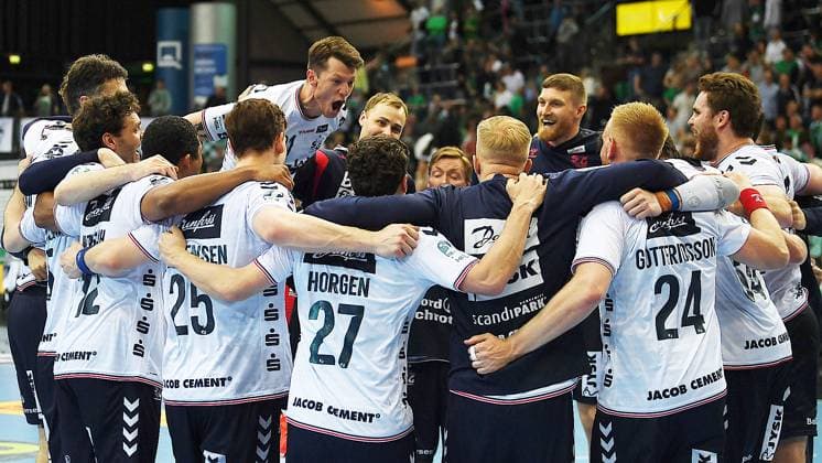 Sport Themen der Woche KW16 Sport Bilder des Tages Handball-Bundesliga, Saison 2024 2025, 26. Spieltag, SC DHfK Leipzig vs. SG Flensburg-Handewitt (17.04.2025) 31:33 . Jubel bei Spielern von SG Flensburg-Handewitt nach dem 33:31-Sieg beim Handball-Bundesliga-Spiel DHfK Leipzig gegen Flensburg-Handewitt (17.04.2025). Zu sehen u.a. der in den Spielerkreis jubelnde Emil Jakobsen (Außen Außenspieler Flensburg-Handewitt, Rückennummer 31) (li.) sowie Mads Mensah (Rückraum Rückraumspieler Flensburg-Handewitt, Rückennummer 22), Lukas Jörgensen Lukas Joergensen (Kreisläufer Flensburg-Handewitt, Rückennummer 25), Aksel Horgen (Außen Außenspieler Flensburg-Handewitt, Rückennummer 27), Jim Gottfridsson (Rückraum Rückraumspieler Flensburg-Handewitt, Rückennummer 24), Kevin Moeller Möller (Torhüter Flensburg-Handewitt, Rückennummer 20) Leipzig Sachsen Deutschland QUARTERBACK Immobilien Arena Am Sportforum 2 *** Handball Bundesliga, Season 2024 2025, Matchday 26, SC DHfK Leipzig vs SG Flensburg Handewitt 17 04 2025 31 33 Cheering by players of SG Flensburg Handewitt after the 33 31 victory in the Handball Bundesliga match DHfK Leipzig vs Flensburg Handewitt 17 04 2025 You can see Emil Jakobsen cheering in the players circle, outfielder Flensburg Handewitt, back number 31 left and Mads Mensah backcourt player Flensburg Handewitt, back number 22 , Lukas Jörgensen Lukas Joergensen circle player Flensburg Handewitt, back number 25 , Aksel Horgen wing player Flensburg Handewitt, back number 27 , Jim Gottfridsson wing player Flensburg Handewitt, back number 24 , Kevin Moeller Möller goalkeeper Flensburg Handewitt, back number 20 Leipzig Saxony Germany QUARTERBACK Immobilien Arena Am Sportforum 2