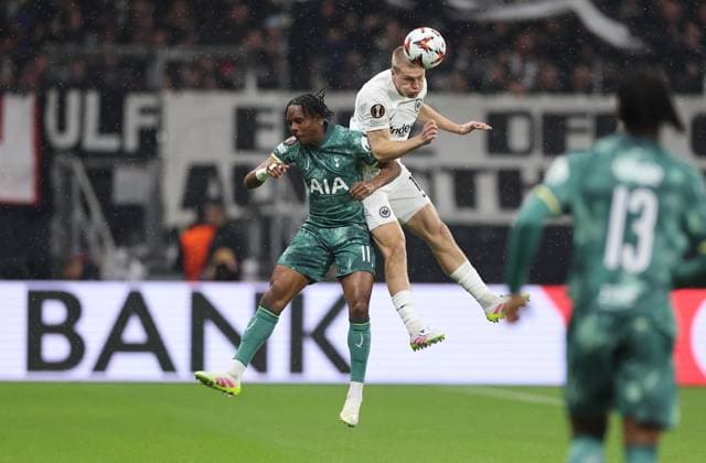17.04.2025, Fussball UEFA Europa League, Viertelfinale Rückspiel, Eintracht Frankfurt - Tottenham Hotspur, emonline, emspor, v.l., Mathys Tel (Tottenham Hotspur), Rasmus Kristensen (Eintracht Frankfurt) DFL DFB REGULATIONS PROHIBIT ANY USE OF PHOTOGRAPHS AS IMAGE SEQUENCES AND OR QUASI-VIDEO. xdcx Copyright: HMBxMedia Claus
