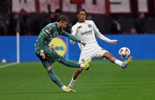 17.04.2025, xovx, Fussball UEFA Europa League, Eintracht Frankfurt - Tottenham Hotspur v.l. James Maddison (Tottenham Hotspur), Jean-Matteo Bahoya (EINTRACHT FRANKFURT) (DFL DFB REGULATIONS PROHIBIT ANY USE OF PHOTOGRAPHS as IMAGE SEQUENCES and or QUASI-VIDEO) emspor Frankfurt am Main