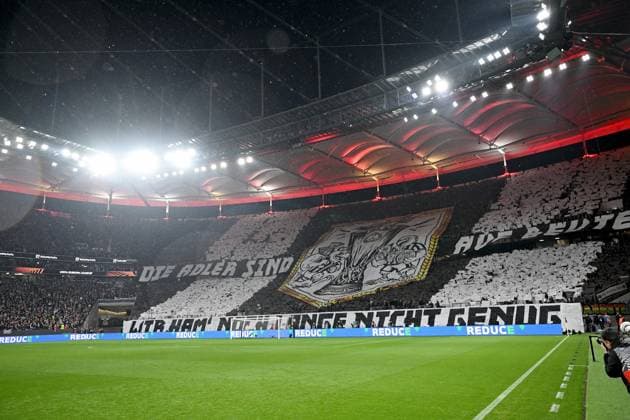 17.04.2025, xjhx, Fussball UEFA Europa League, Eintracht Frankfurt - Tottenham Hotspur v.l. Choreografie Choreographie der Eintrachfans Zuschauer Ultras Frankfurt. Die Adler sind auf Beutezug, wir ham noch lange nicht genug. In Anspielung auf ein Lied der Band Boehse Onkelz (DFL DFB REGULATIONS PROHIBIT ANY USE OF PHOTOGRAPHS as IMAGE SEQUENCES and or QUASI-VIDEO) Frankfurt am Main