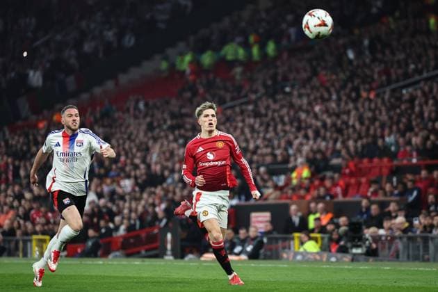 UEFA Europa League Quarter-finals Manchester United, ManU v Lyon Jordan Veretout of Lyon and Alejandro Garnacho of Manchester United run for the ball during the UEFA Europa League Quarter-finals match Manchester United vs Lyon at Old Trafford, Manchester, United Kingdom, 17th April 2025 (Photo by Mark Cosgrove News Images) Manchester Old Trafford Greater Manchester United Kingdom Copyright: xMarkxCosgrove NewsxImagesx