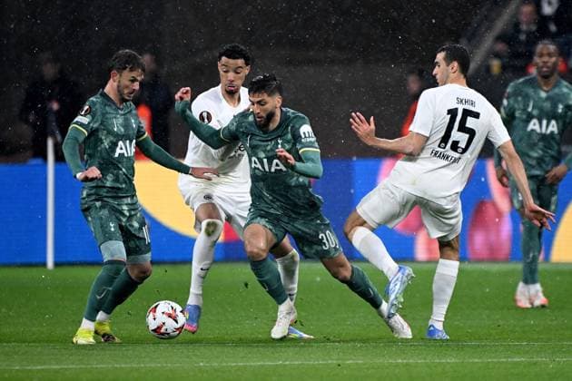 17.04.2025, xjhx, Fussball UEFA Europa League, Eintracht Frankfurt - Tottenham Hotspur v.l. Hugo Ekitike (Eintracht Frankfurt) James Maddison of Tottenham Hotspur Rodrigo Bentancur of Tottenham Hotspur Ellyes Skhiri (Eintracht Frankfurt) Zweikampf, Aktion, action, battle for the ball (DFL DFB REGULATIONS PROHIBIT ANY USE OF PHOTOGRAPHS as IMAGE SEQUENCES and or QUASI-VIDEO) Frankfurt am Main