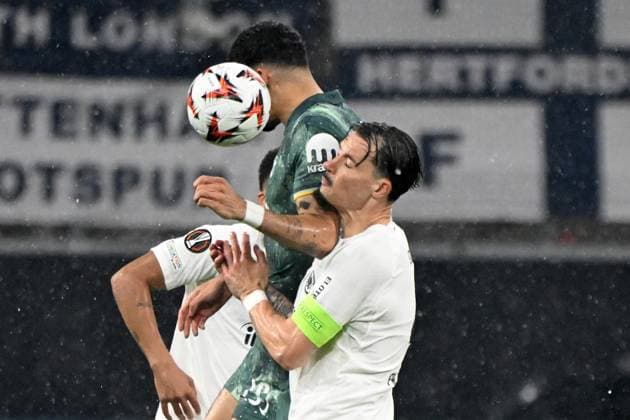 17.04.2025, xjhx, Fussball UEFA Europa League, Eintracht Frankfurt - Tottenham Hotspur v.l. Robin Koch (Eintracht Frankfurt) Dominic Solanke of Tottenham Hotspur Zweikampf, Aktion, action, battle for the ball (DFL DFB REGULATIONS PROHIBIT ANY USE OF PHOTOGRAPHS as IMAGE SEQUENCES and or QUASI-VIDEO) Frankfurt am Main