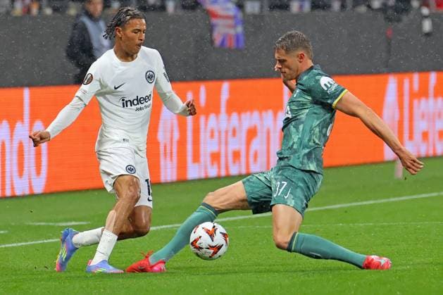 Frankfurt, Deutschland 17. April 2025: Europa League - 1 4 Finale - 2024 2025 - Eintracht Frankfurt vs. Tottenham Hotspur Im Bild: v. li. im Zweikampf Jean Bahoya (Frankfurt) gegen Micky van de Ven (Tottenham). Deutsche Bank Park Hessen Copyright: xFotostandx xRacochax